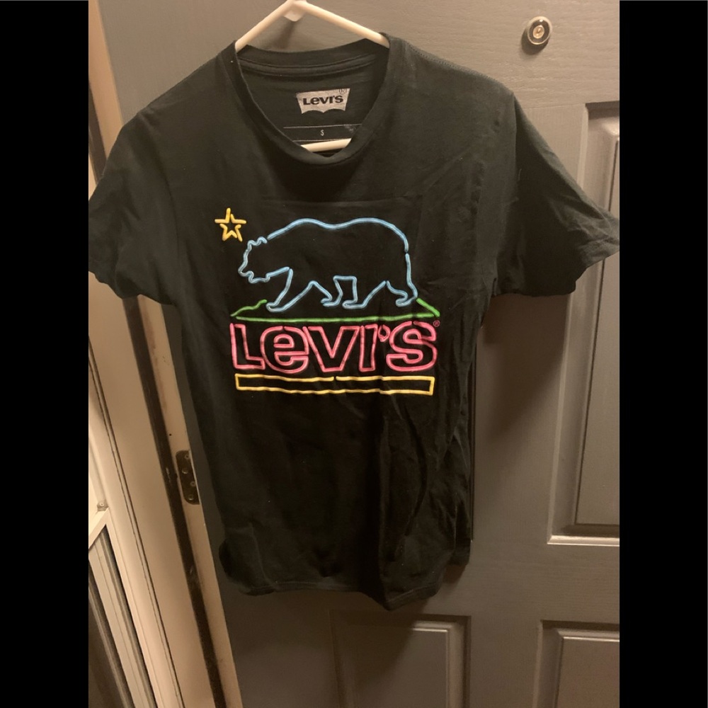 Levi’s brand black short sleeve logo shirt. Sz S